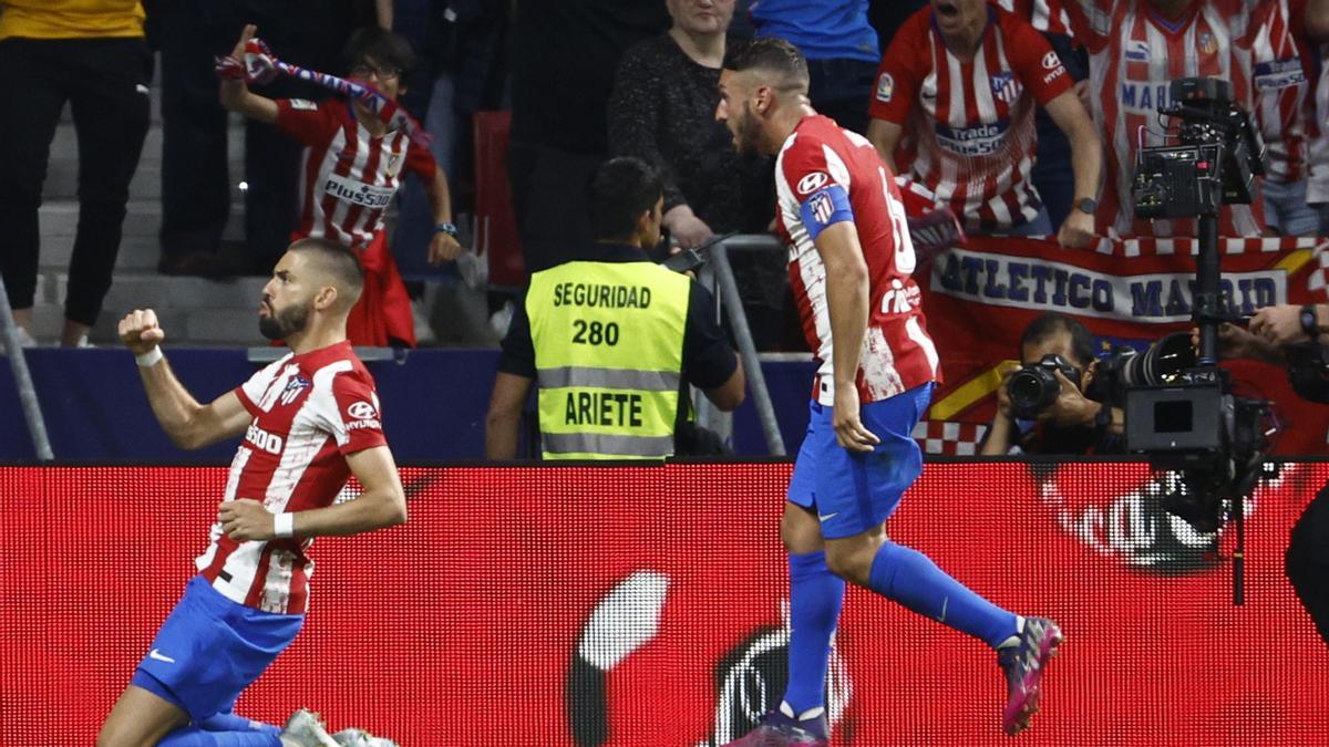 Carrasco, de penalti, adelanta al Atlético al descanso del derbi (1-0)