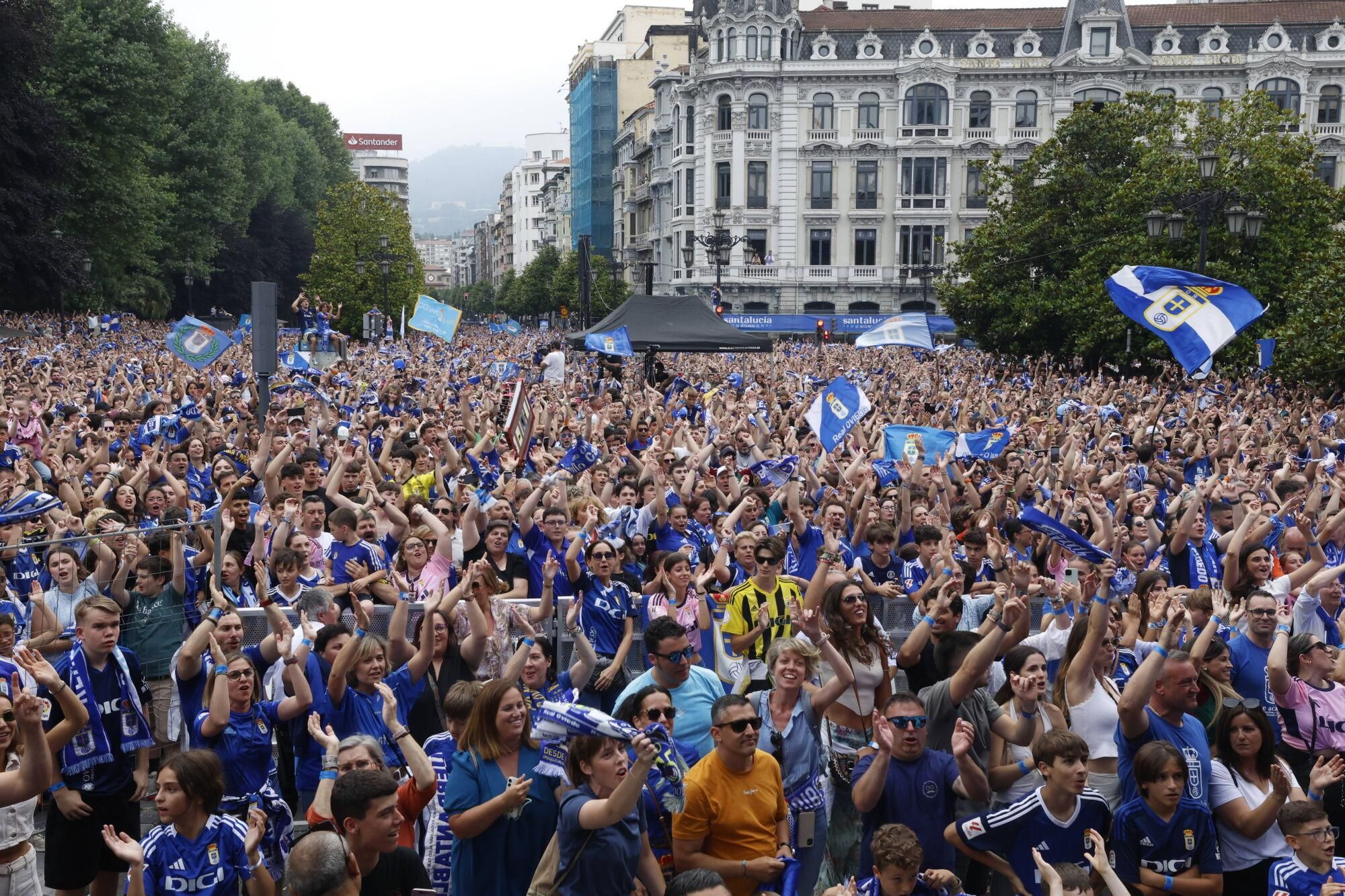 Locura azul en las calles de Oviedo para celebrar el ascenso del equipo a Primera División