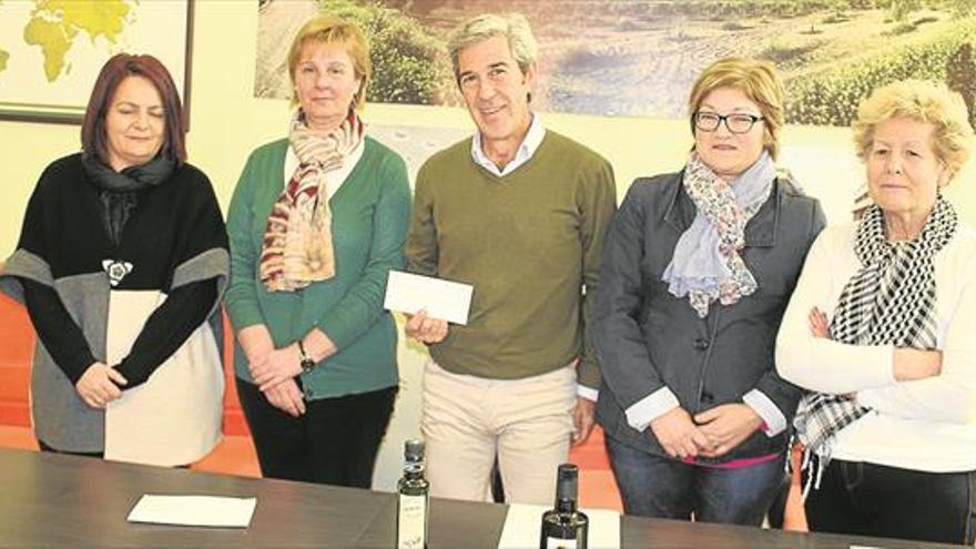 La cooperativa olivarera entrega a cáritas un cheque por valor de 1.000 euros