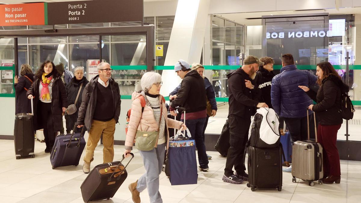 Viajeros y familiares a la llegada de un tren del Eje Atlántico de Media Distancia a la estación de Vigo-Urzáiz las pasadas navidades.