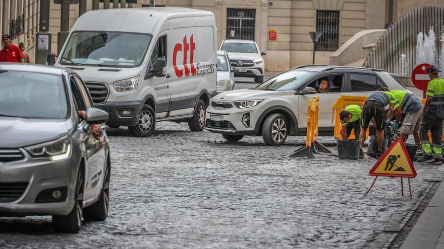 La reparación de los adoquines complica la circulación en la plaza de España de Alcoy