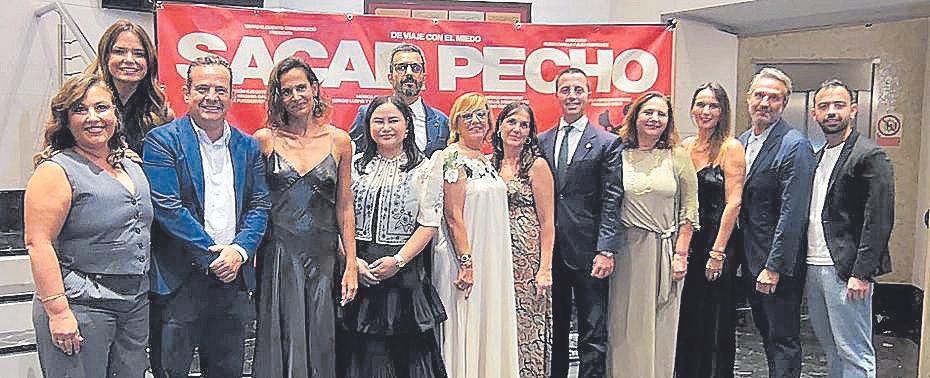 Autoridades junto al equipo protagonista del documental.