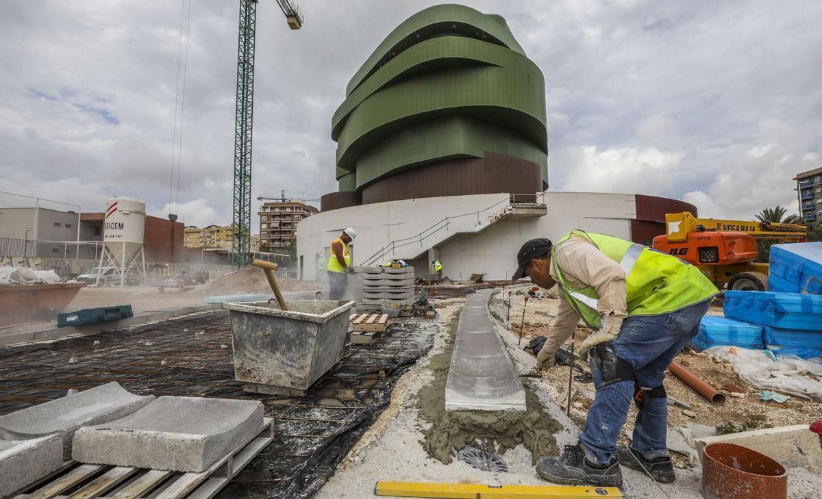 Operarios trabajando en la zona exterior del inmueble que ocupa una enorme parcela entre las avenidas Unesco y Universidad.  | ANTONIO AMORÓS