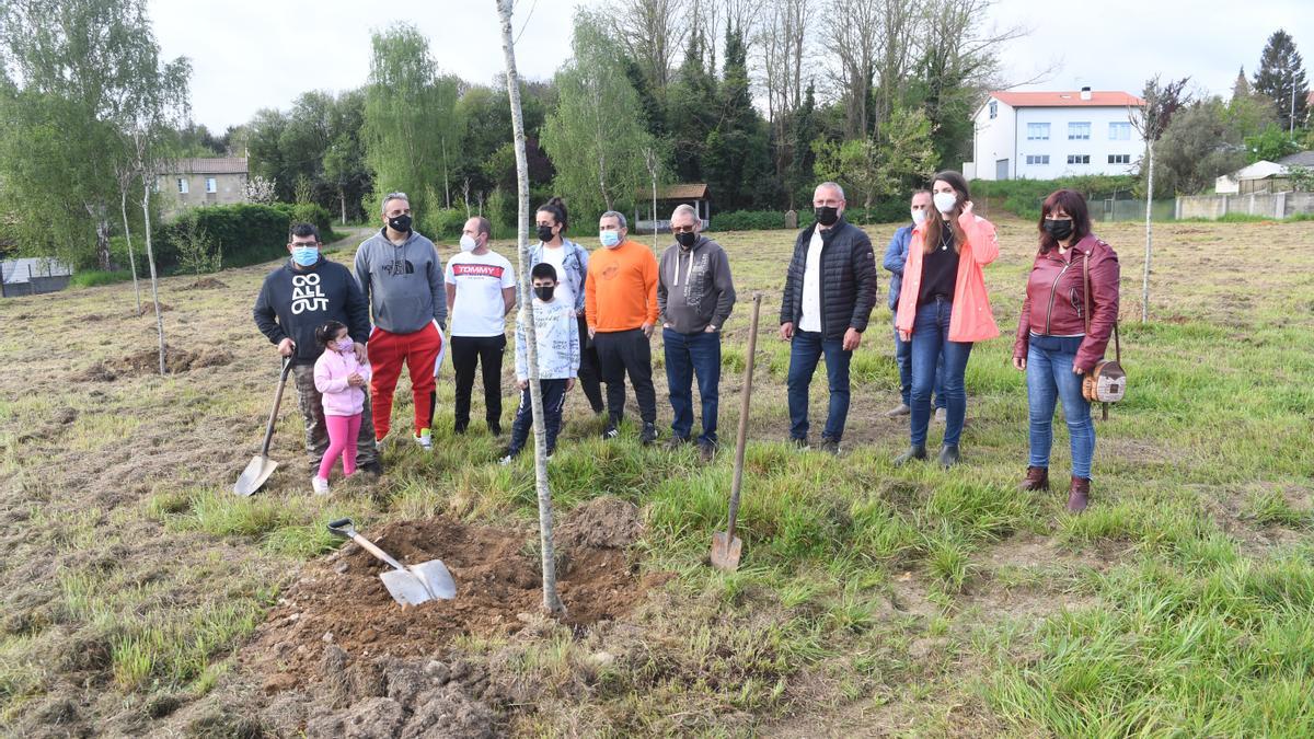 Vecinos y representantes del Concello, ayer, en la plantación en Mexigo.