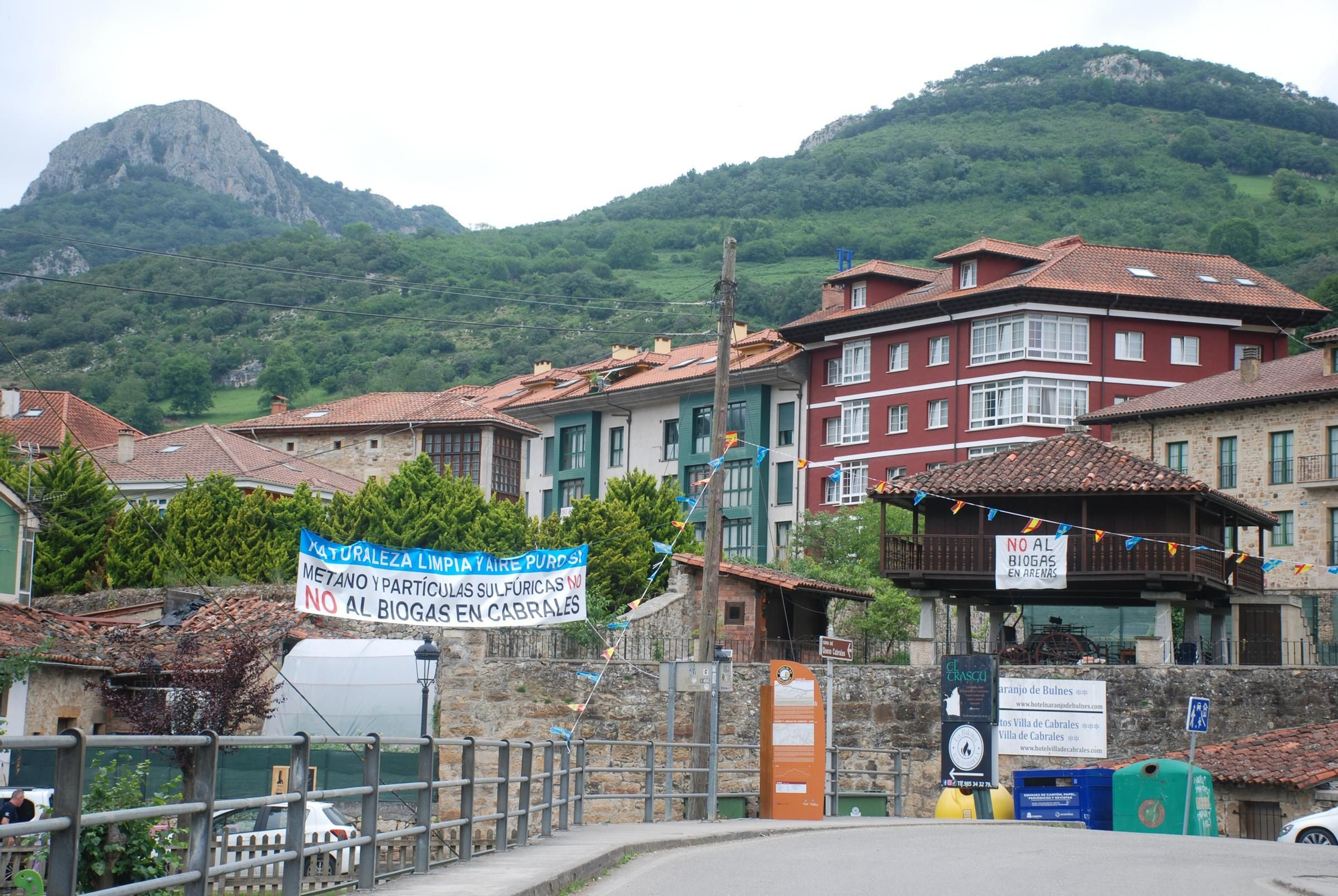 Pancartas contra la planta de biogás de Arenas de Cabrales