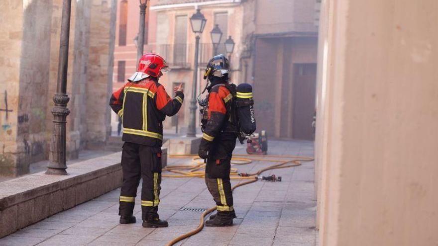 Los bomberos, junto al local de la plaza de San Esteban