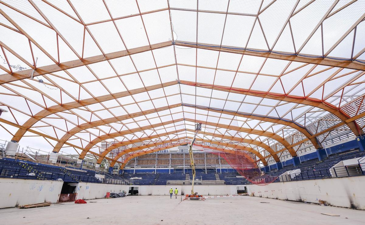 Avance de la cancha deportiva, con el techo de bambú y, al fondo, el refuerzo para evitar que la acústica salga del recinto.