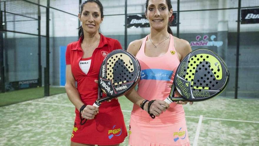 Sabela (izq.) y Carla Barciela, ayer en las instalaciones de Arenga Pádel Stop, en Vigo. // Cristina Graña