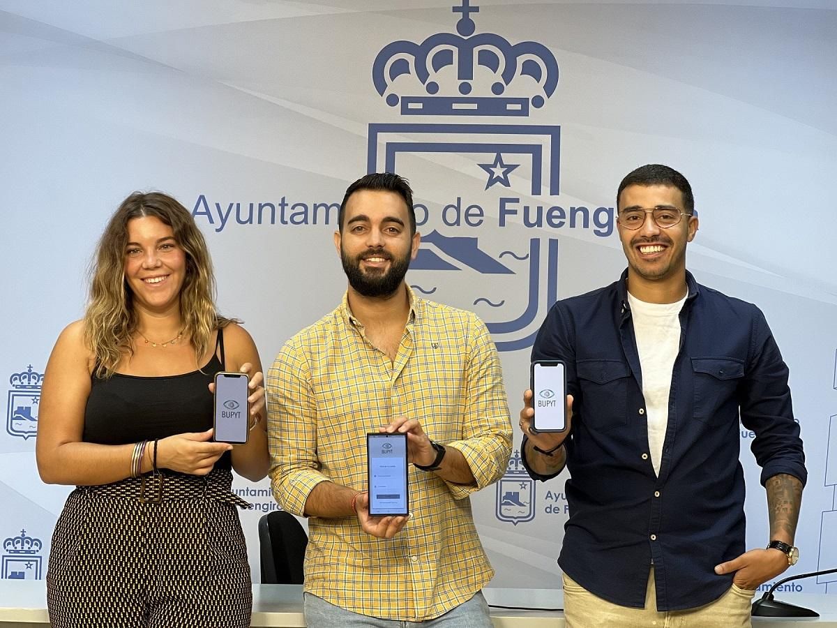 Los creadores de Bupyt, Alba Arroyo e Ilias Benchraka, con el concejal José Martín.