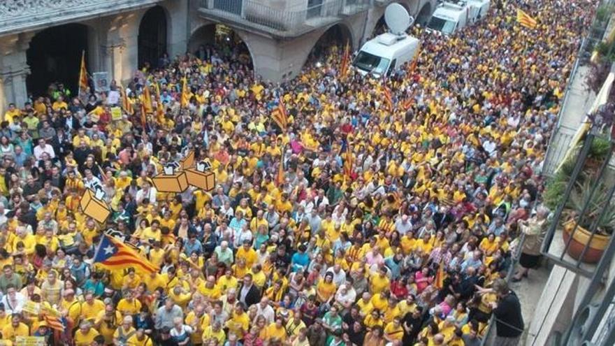 Milers de persones es concentren davant els ajuntaments de tot Catalunya