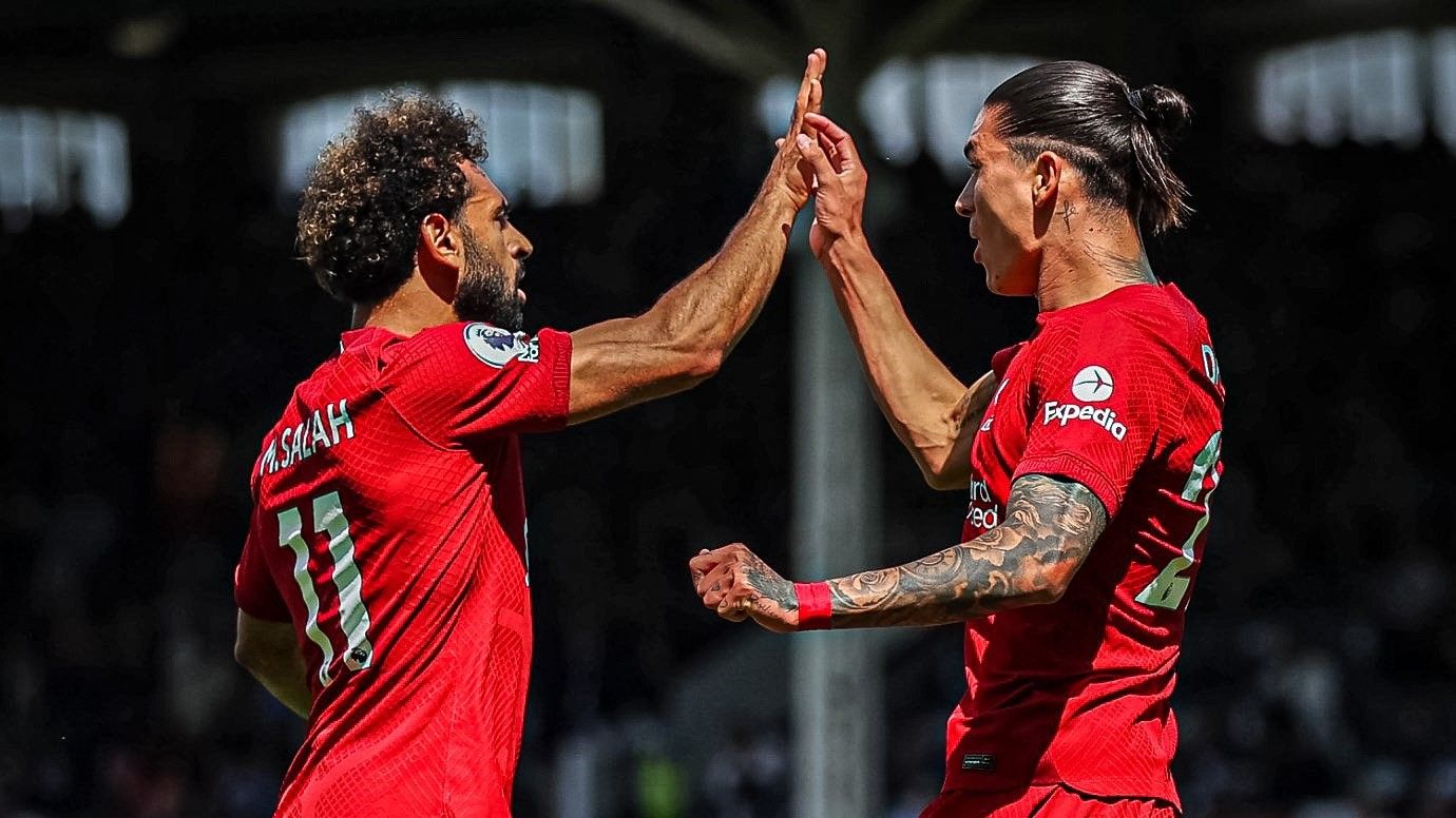 Salah y Darwin Núñez celebran un gol.