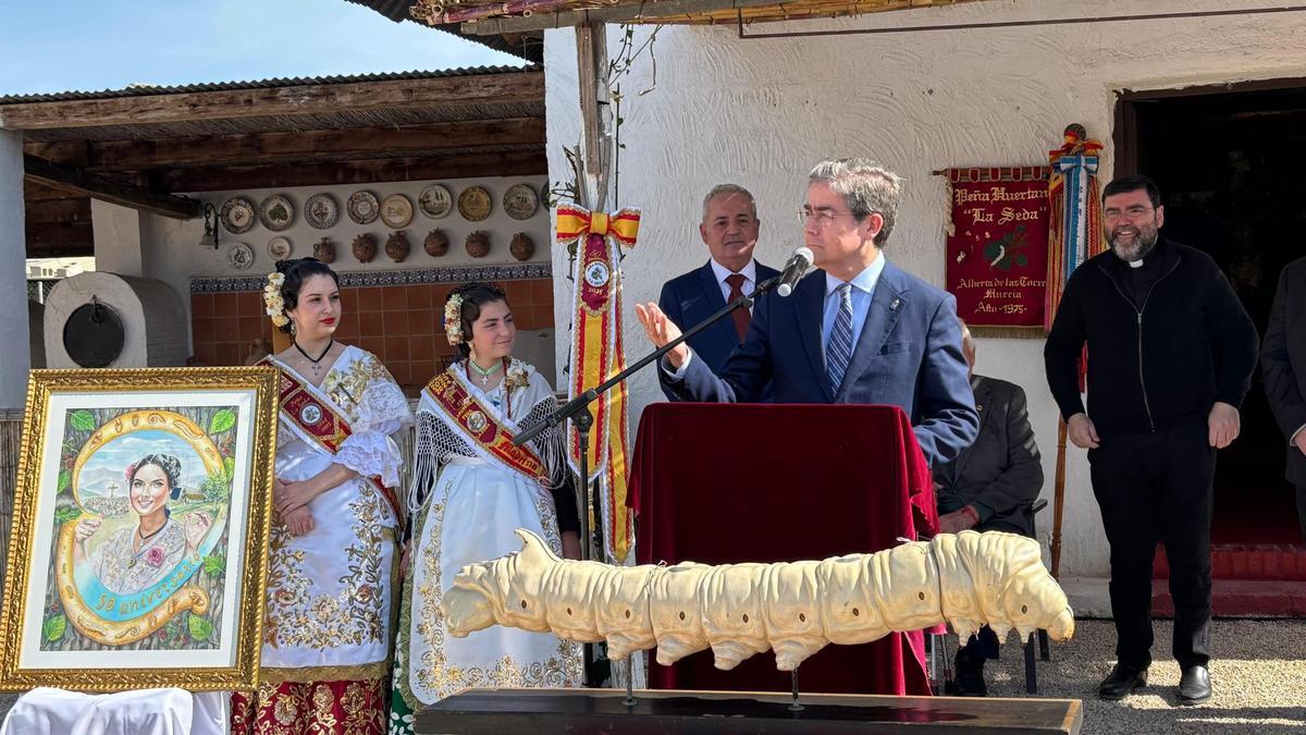El concejal Jesús Pacheco presenta el programa de actividades culturales con motivo de la Bendición de la Simiente del Gusano de Seda.