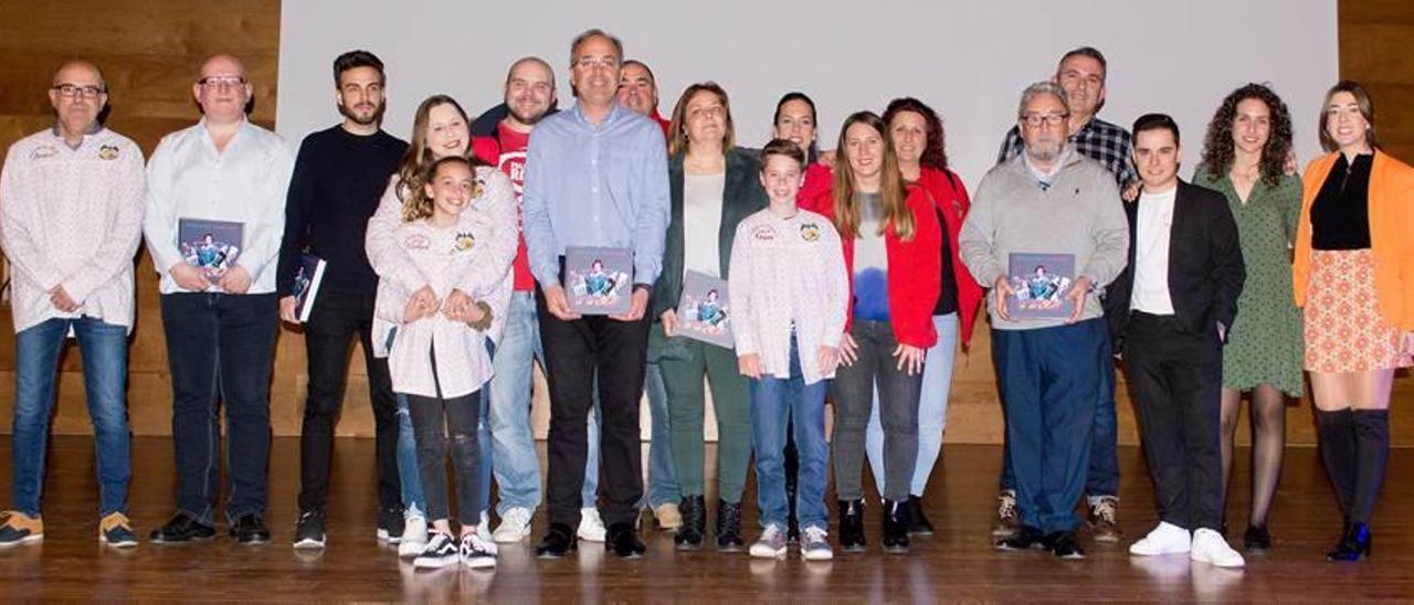 Integrantes de la falla Raval de Cullera y colaboradores del «llibret», en su presentación.