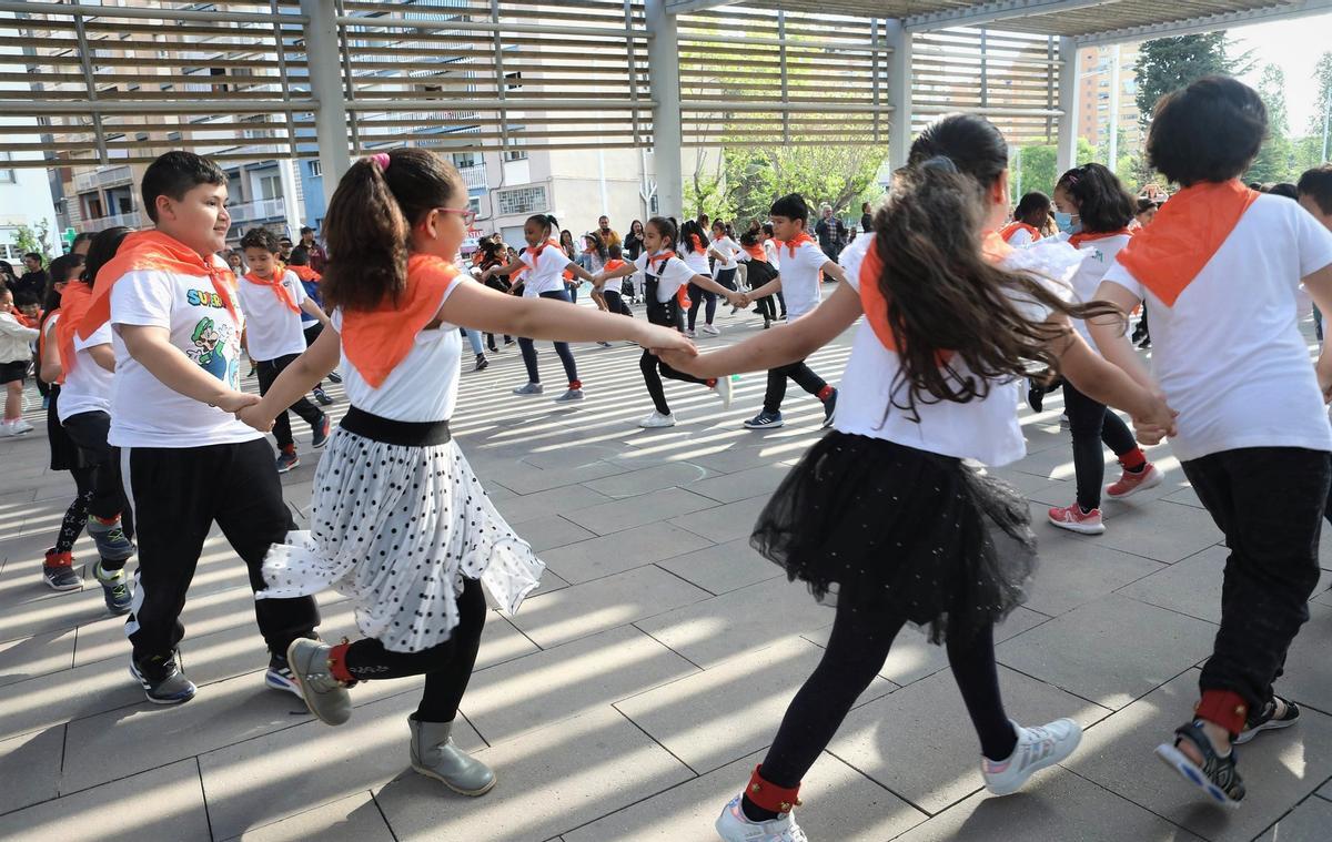 Gairebé 3.000 nens omplen Rubí de ball amb motiu del Dia Internacional de la Dansa Gairebé 3.000 nens omplen Rubí de ball amb motiu del Dia Internacional de la Dansa