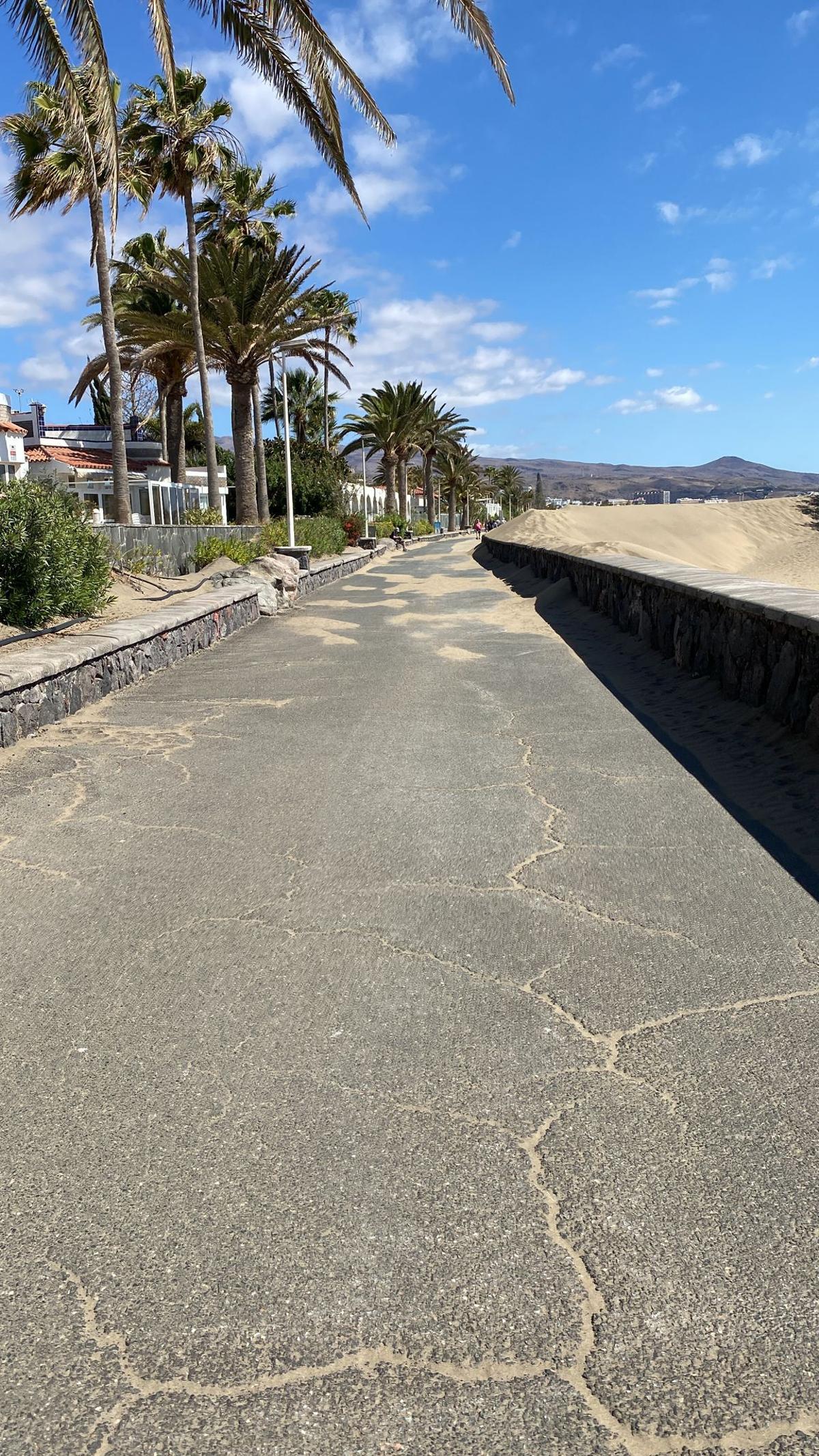 Estado del paseo Costa Canaria de Playa del Inglés este martes tras las labores de limpieza.