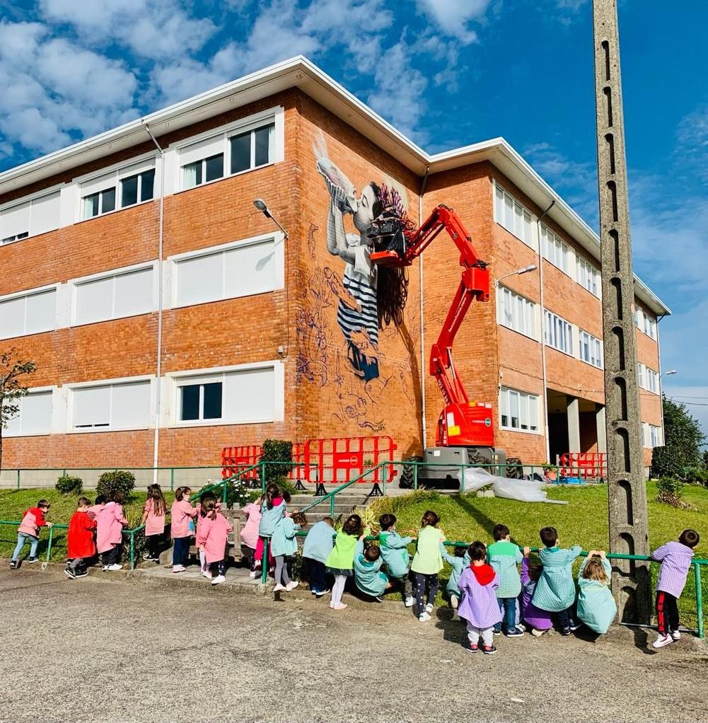 Alumnos del colegio de Fontes observan a la muralista trabajar. //Anpa Fontes