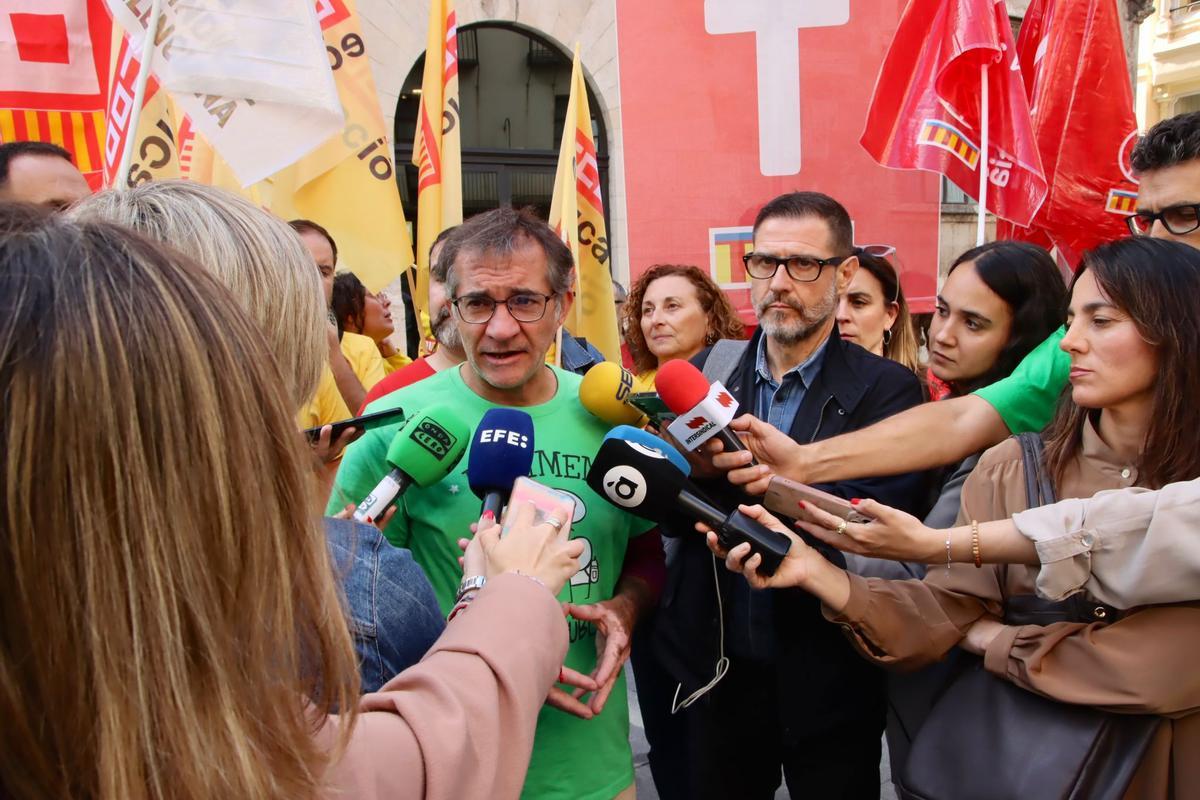 Los sindicatos de profesores apuntan directamente a Pérez Llorca: "Queremos negociar" Los sindicatos de profesores apuntan directamente a Pérez Llorca: "Queremos negociar"