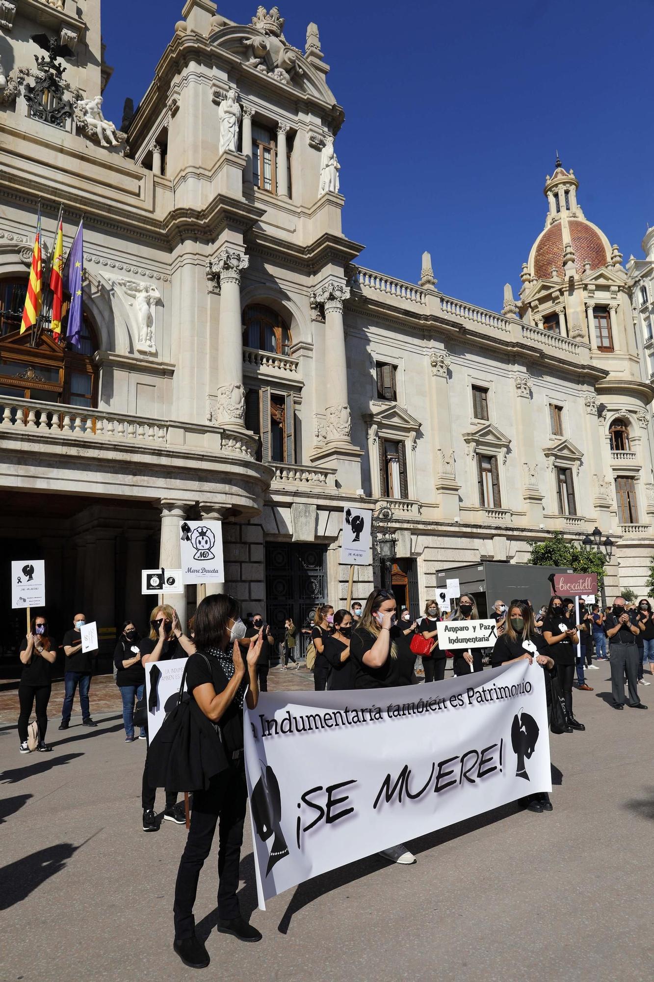 Manifestación de profesionales de la indumentaria tradicional valenciana.