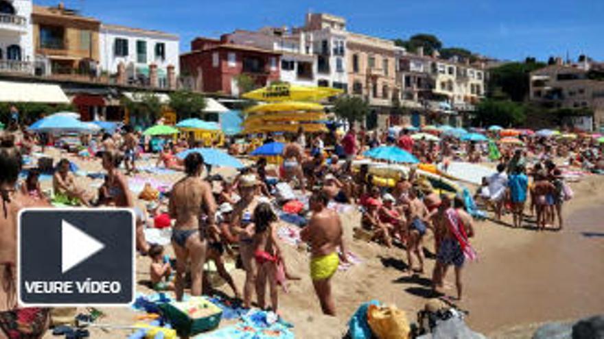 Banyistes de Calella i Tamariu protesten perquè els han reduït la zona de bany