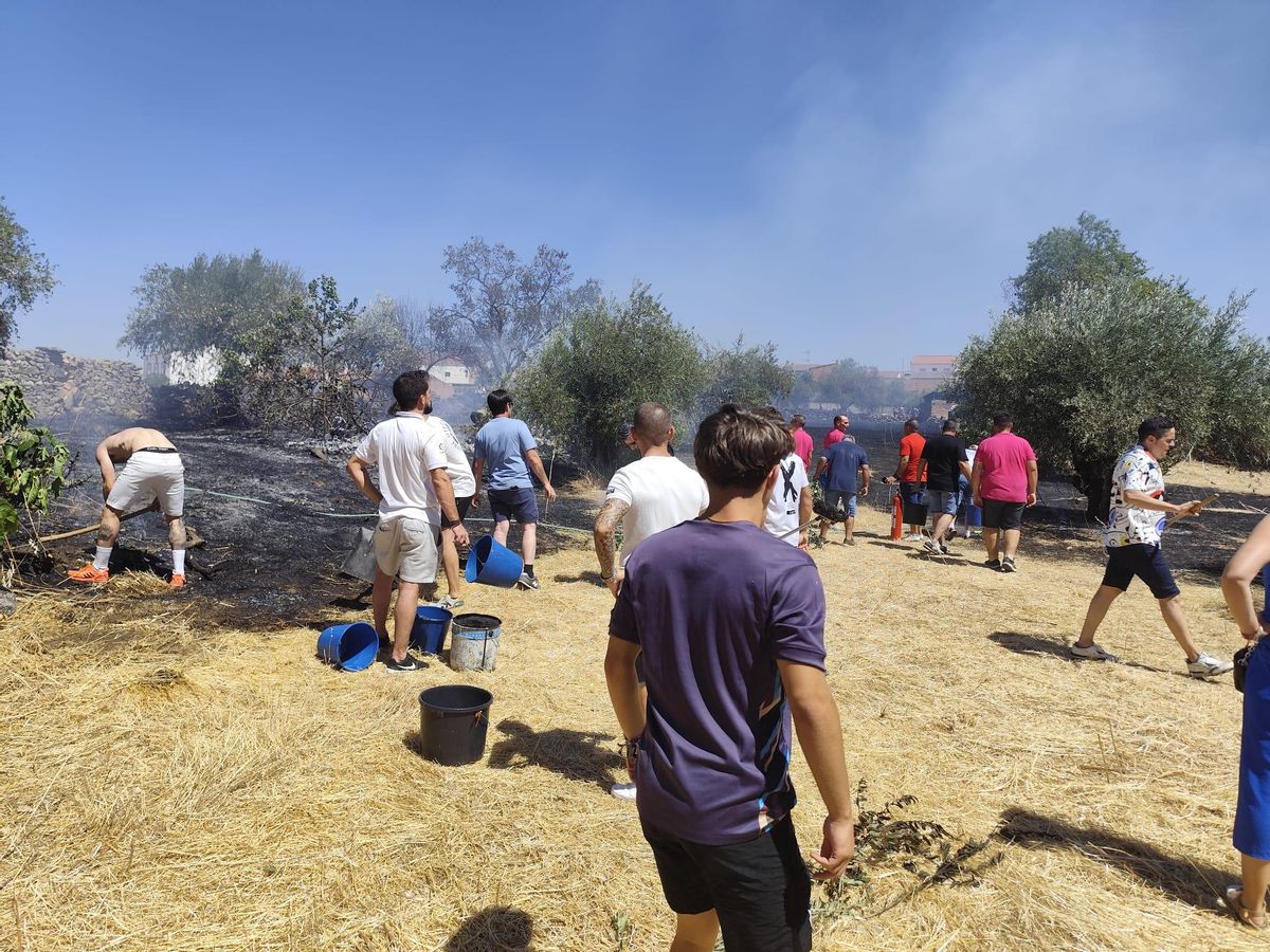 Vecinos tratan extinguen el fuego.