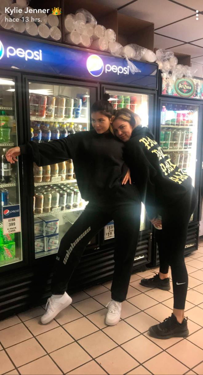 Kylie Jenner y Khloé Kardashian posan juntas en Snapchat