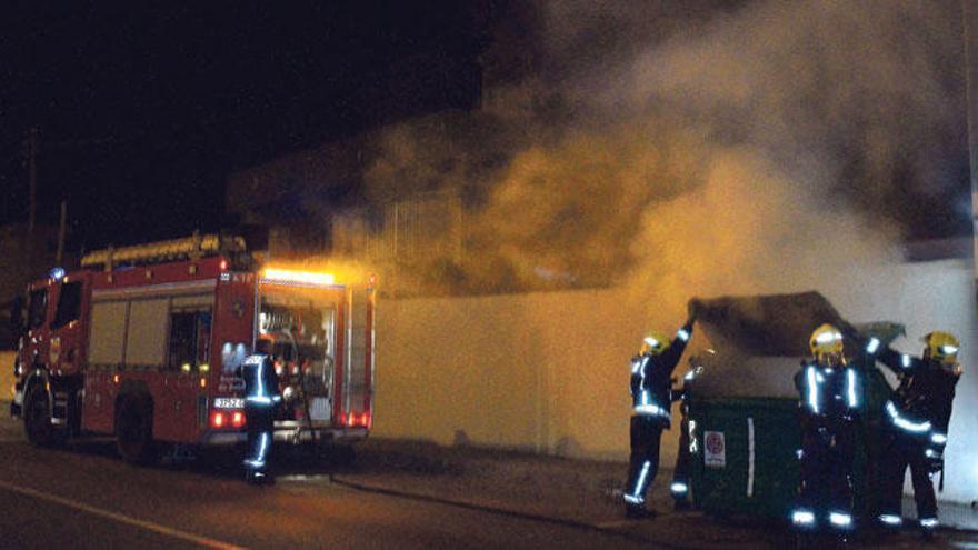 Fuego en dos contenedores en La Vileta