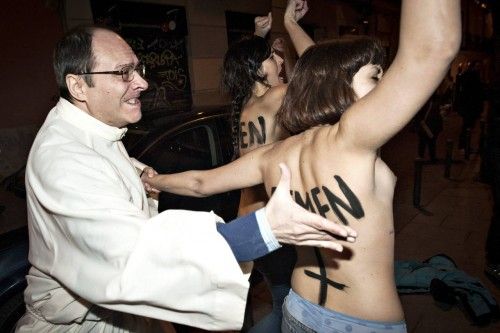 ACTIVISTAS DE FEMEN ABORDAN A ROUCO CON EL TORSO DESNUDO A FAVOR DEL ABORTO