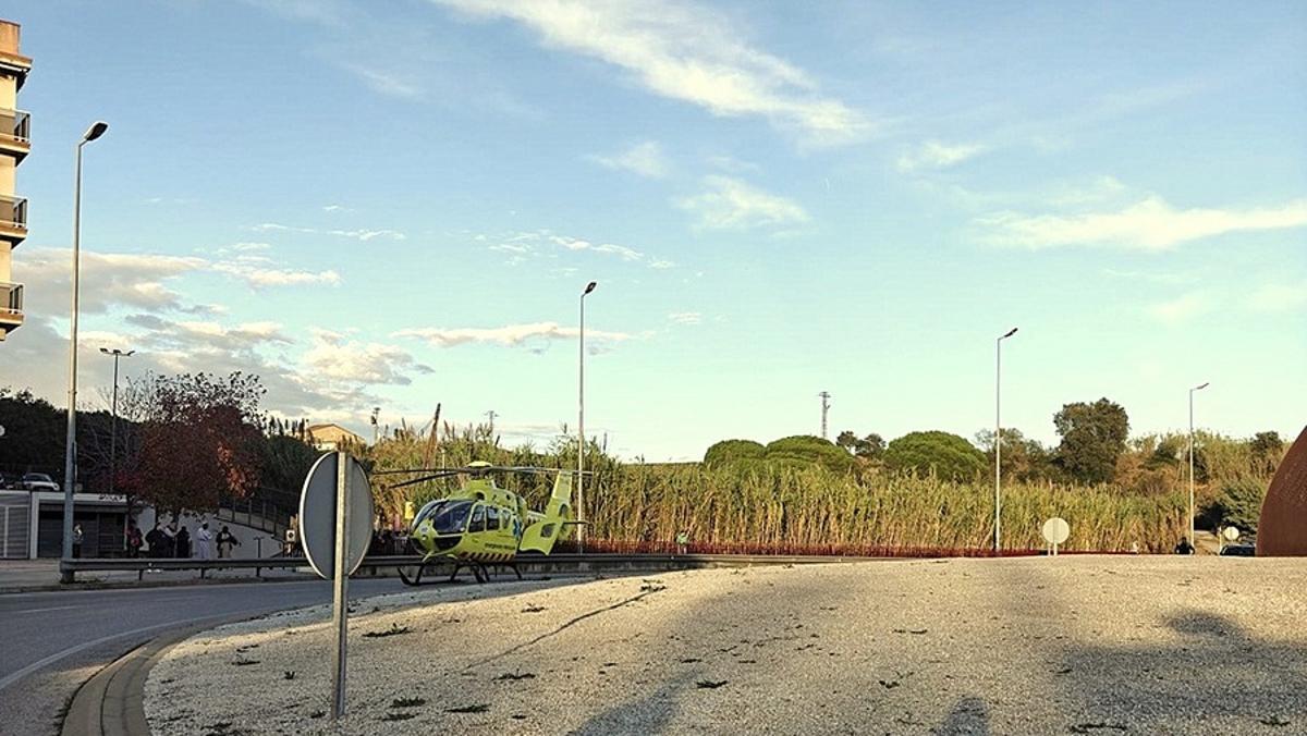 L'helicòpter medicalitzat del SEM aterrat a Blanes per evacuar al ciclista accidentat.