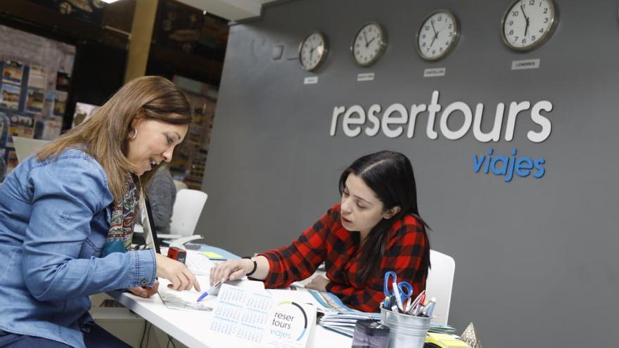 La agencia Resertours de Castelló tiene alrededor de cien viajes para esta semana.