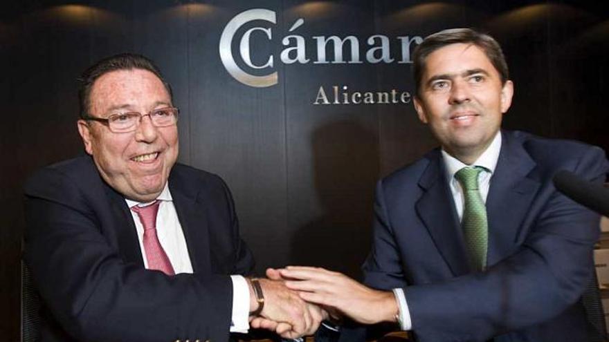 Garrigós recibe la felicitación del vicepresidente del Consell, Vicente Rambla.