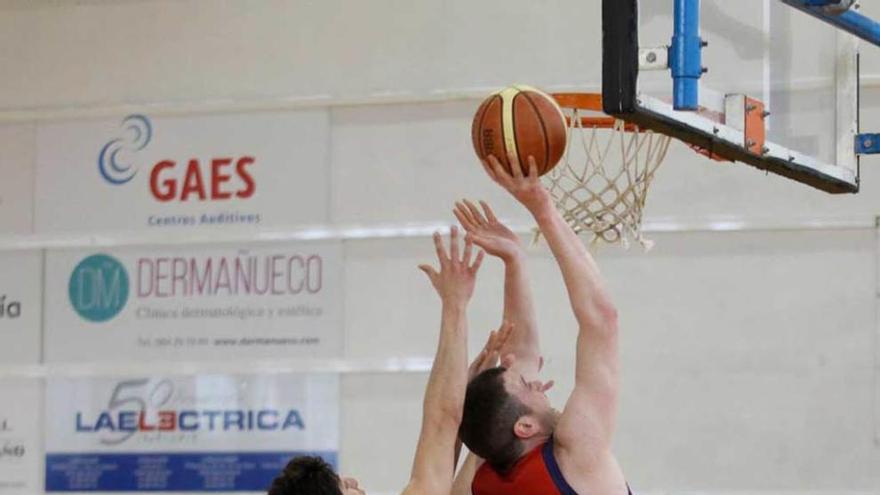 Diego González lucha por un rebote en el duelo ante el Ule León.