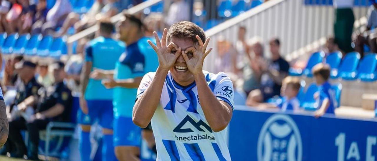 Miguelete celebra el tanto del triunfo balearico frente al Barça B.