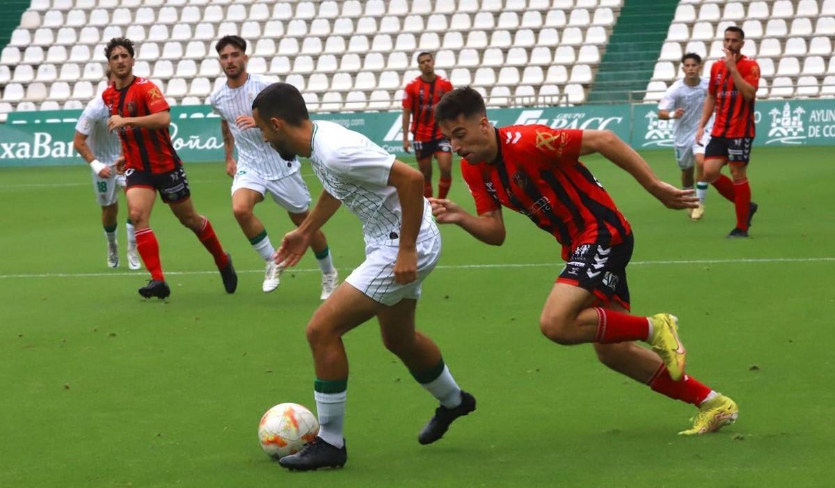 Lance del pasado encuentro de 'play off' entre el Córdoba CF B y el Salerm Puente Genil en El Arcángel.