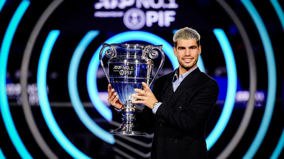 Carlos Alcaraz, con el trofeo que le acredita como número 1 del año 2025. | EUROPA PRESS