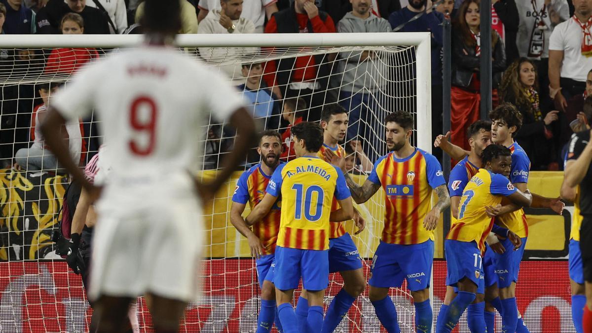 El Valencia toma aire y mete en problemas al Sevilla