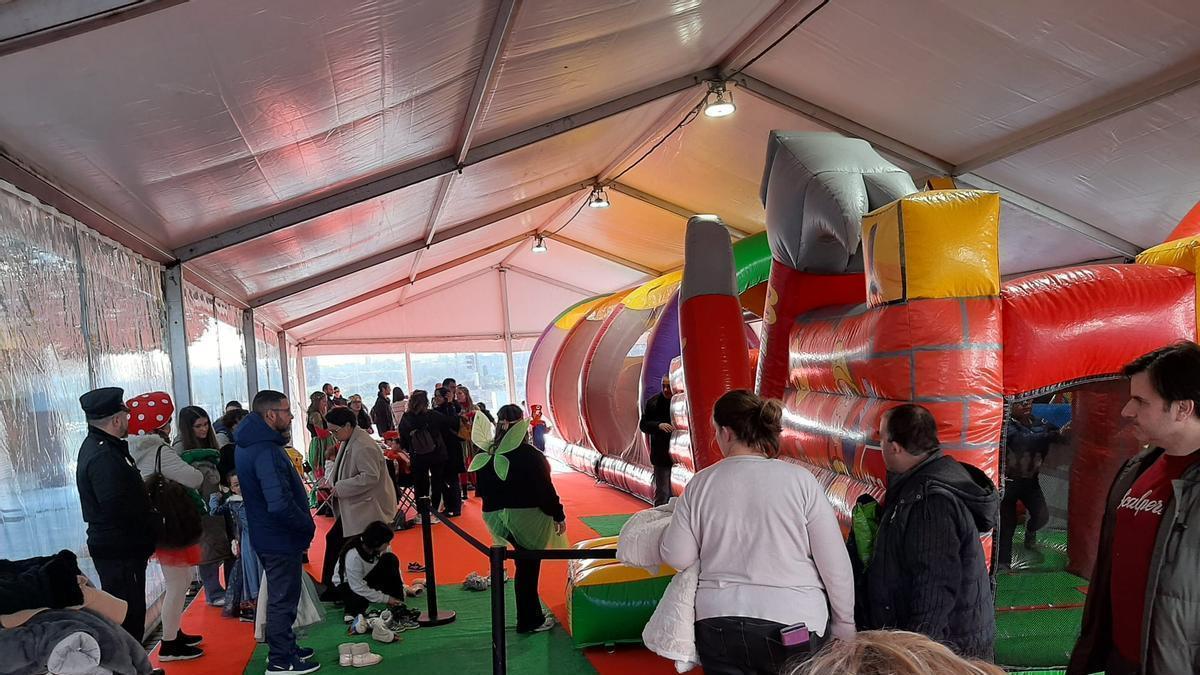 Llanera ya disfruta del Antroxu: los niños han sido los protagonistas de una jornada de hinchables y manualidades