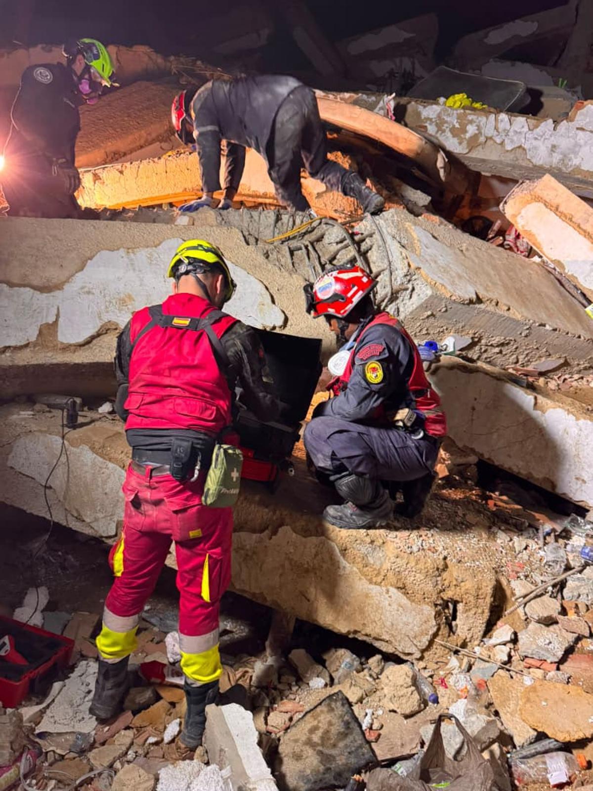 Los dos voluntarios canarios que se trasladaron hasta Venezuela para ayudar en las labores de rescate.