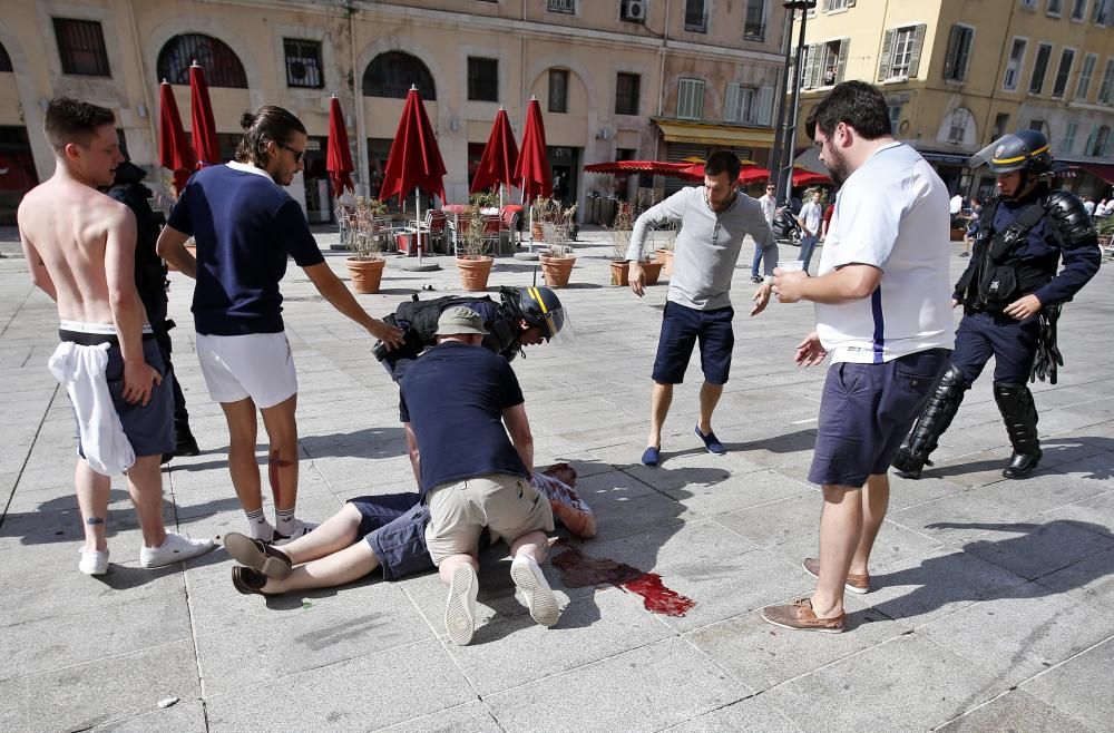 Enfrentamientos entre "hooligans" y la Policía de Marsella