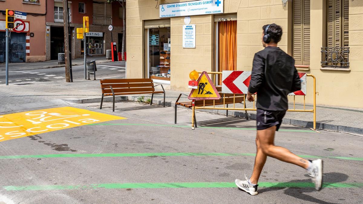 Un deportista ocupa, con derecho, la calzada central de Taxdirt, aún en periodo de obras.