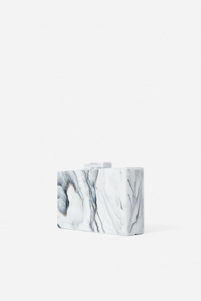 Bolso caja de efecto mármol, de Zara