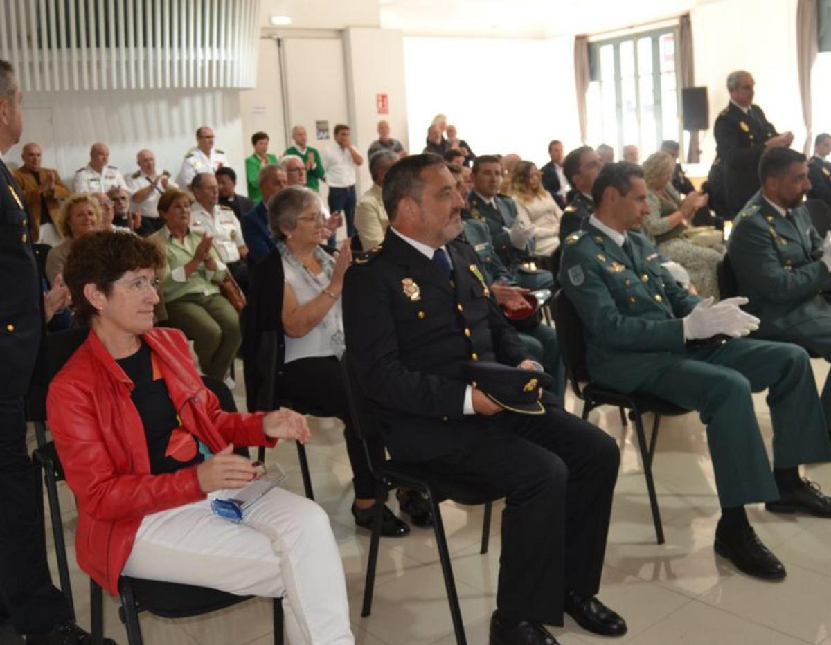 Policías y público asistentes al acto. | A. M. Serrano