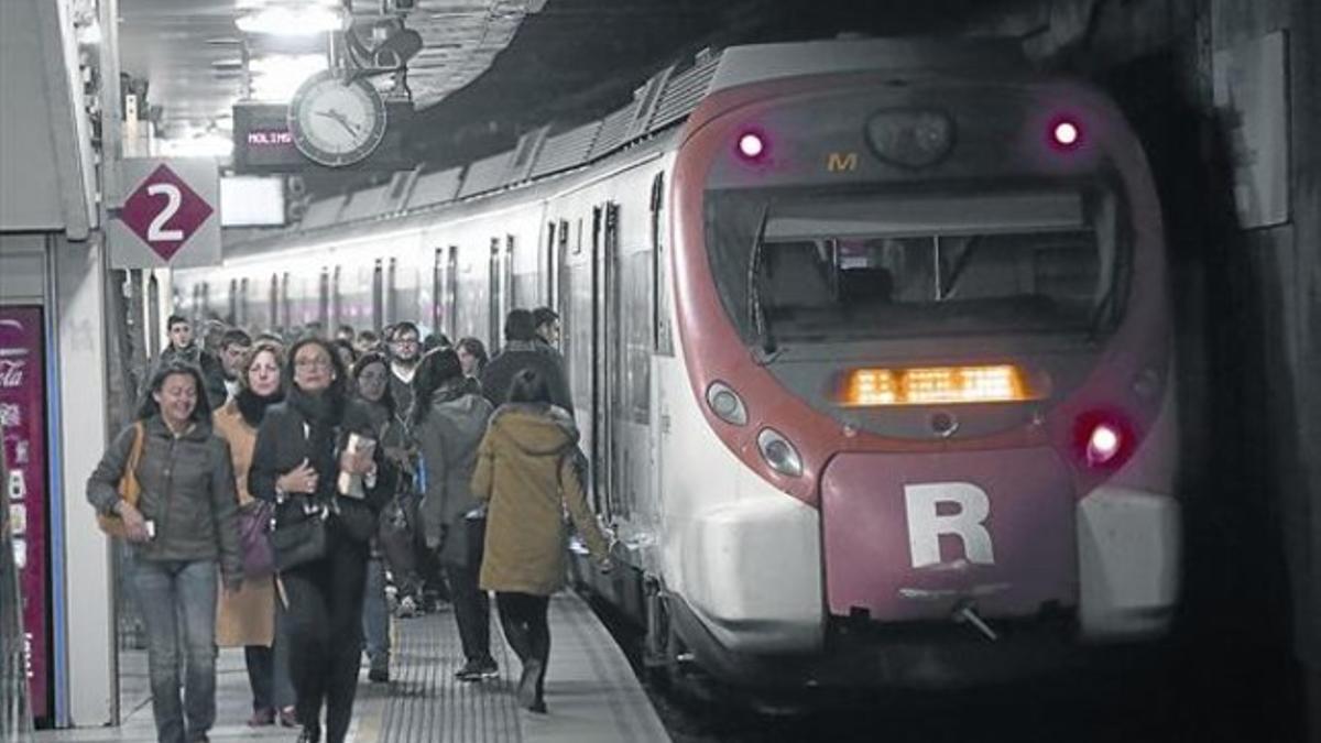 Aglomeración de pasajeros junto a un tren en uno de los estrechos andenes de la estación de Plaça Catalunya de Barcelona, el pasado viernes.