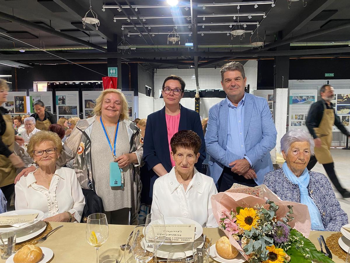 Por la izquierda, sentadas, Pilar González, Leontina Suárez y Amalia Orviz Álvarez. De pie, en el mismo orden, Gema Suárez, Vanesa Fernández y José Ramón Ardines.
