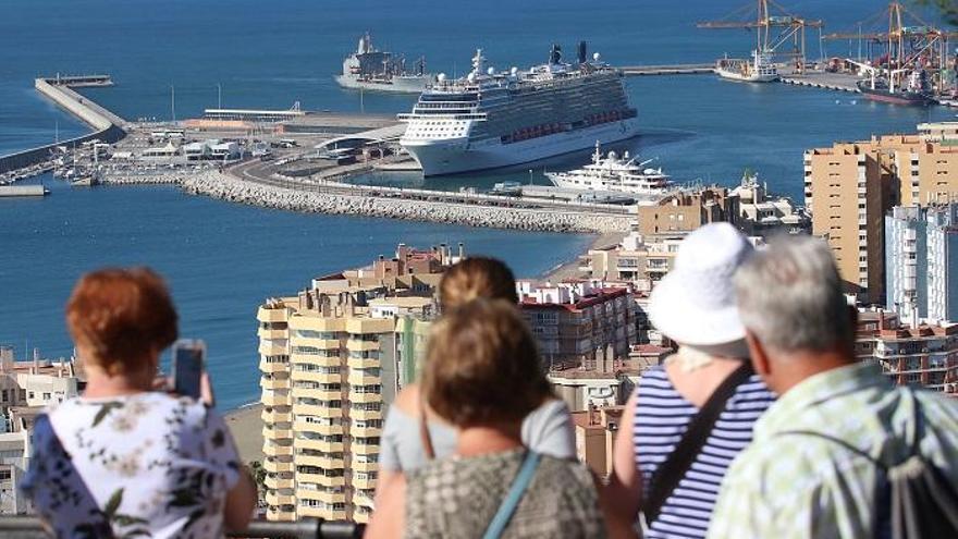 Turistas observan la ciudad desde el Parador de Gibralfaro.