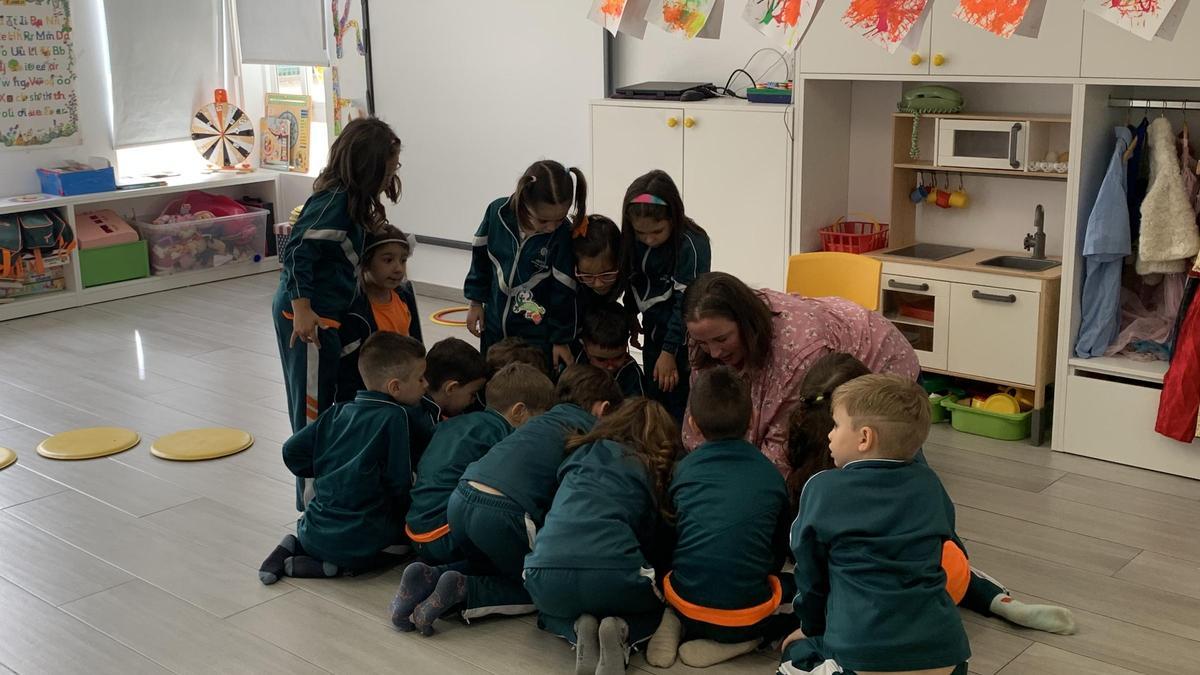Un grupo de escolares con su profesora