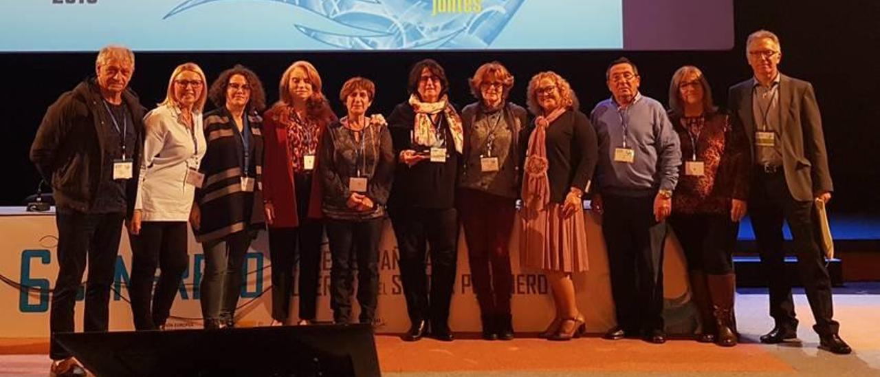 Raquel Llopis, en el centro, acompañada de la delegación gandiense de Adomar, ayer al recibir el premio en el Congreso de Gijón.