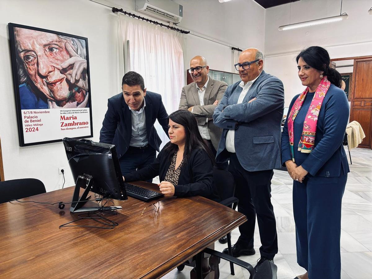 Imagen de la visita de represntantes de la Diputación y el Ayuntamiento de Vélez a la Fundación