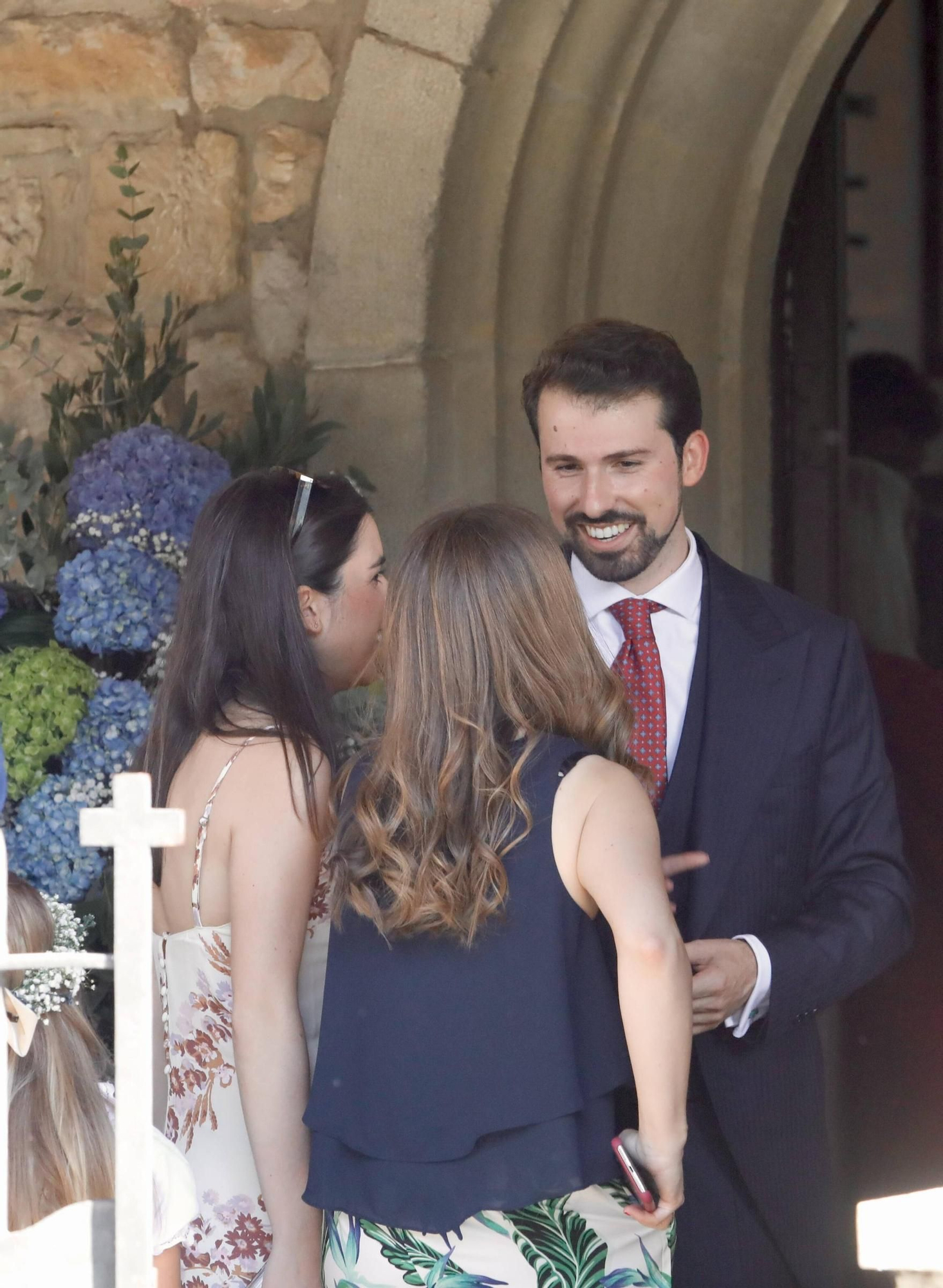 El Rey Felipe VI, testigo de excepción en la boda de su ahijado en Gijón (en imágenes)