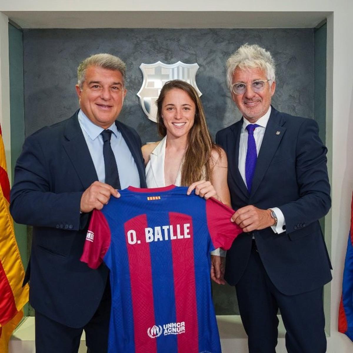 La nova jugadora del Barça mostra la samarreta blaugrana, acompanyada del president Joan Laporta i el directiu Xavi Puig