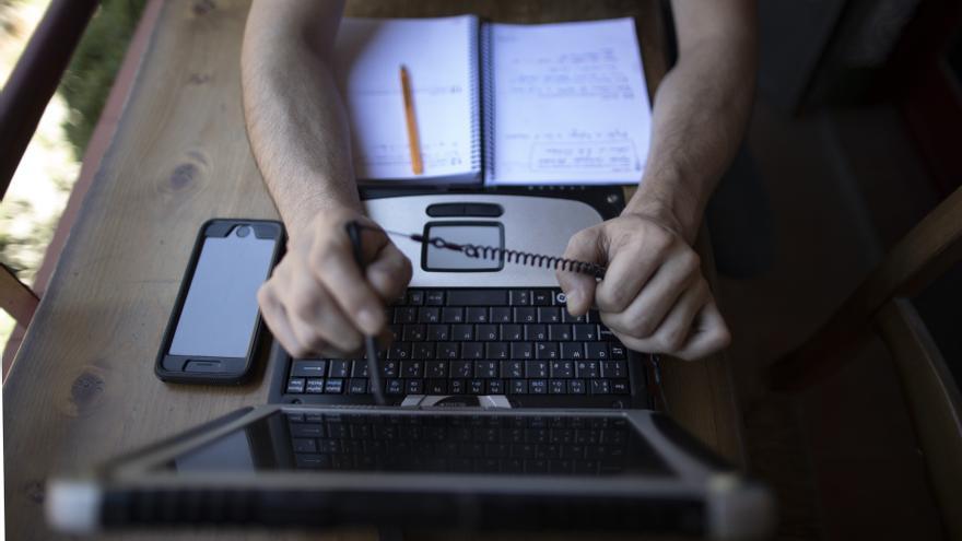 Trabajador en modalidad de teletrabajo.